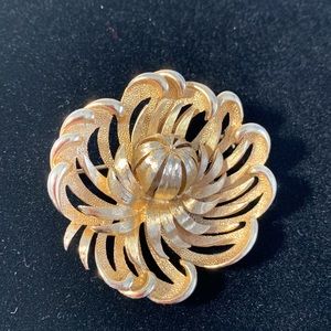 Monet Signed 3D Floral VTG Gold Tone Textured Brooch Pin Floral Signed Monet